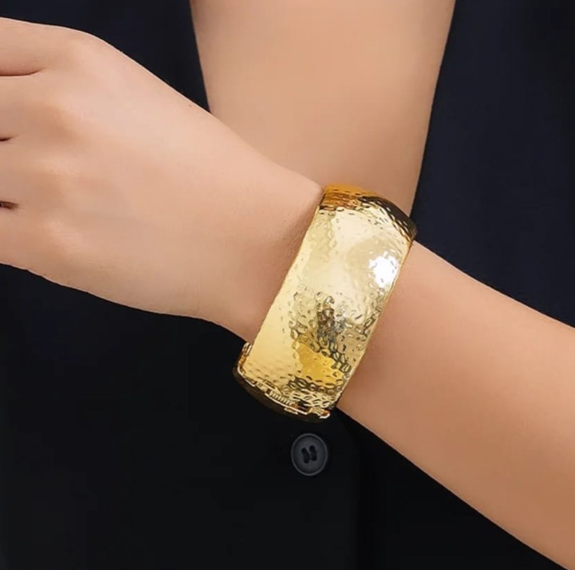 Kelepçe ve kalın bilezikler